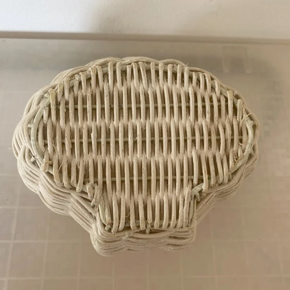 Bathroom Wicker Basket With Lid & 3-D Rose Design